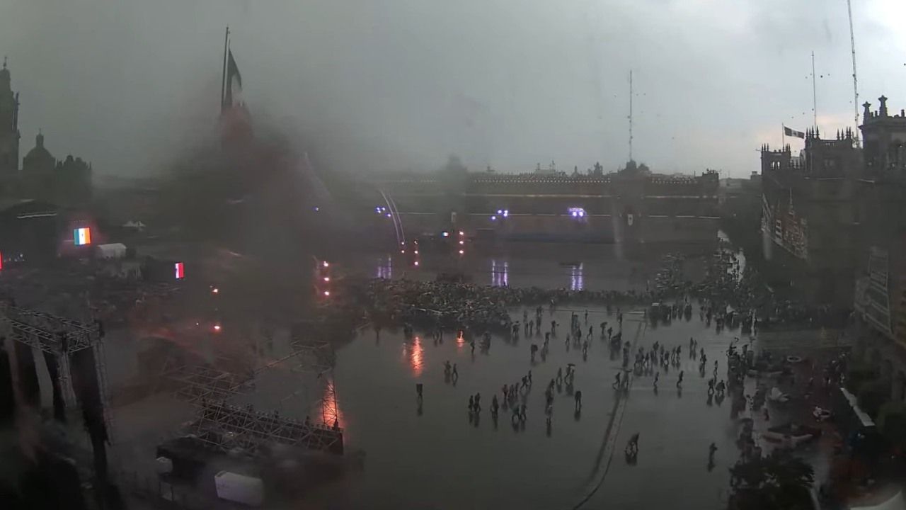 Fuerte lluvia caen en el Zócalo de la Ciudad de México, antes de los festejos del Grito de Independencia
