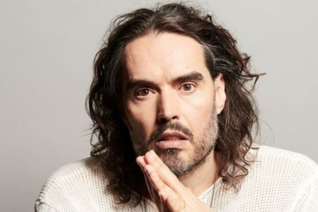 Acusan a actor Russell de agresiones sexuales