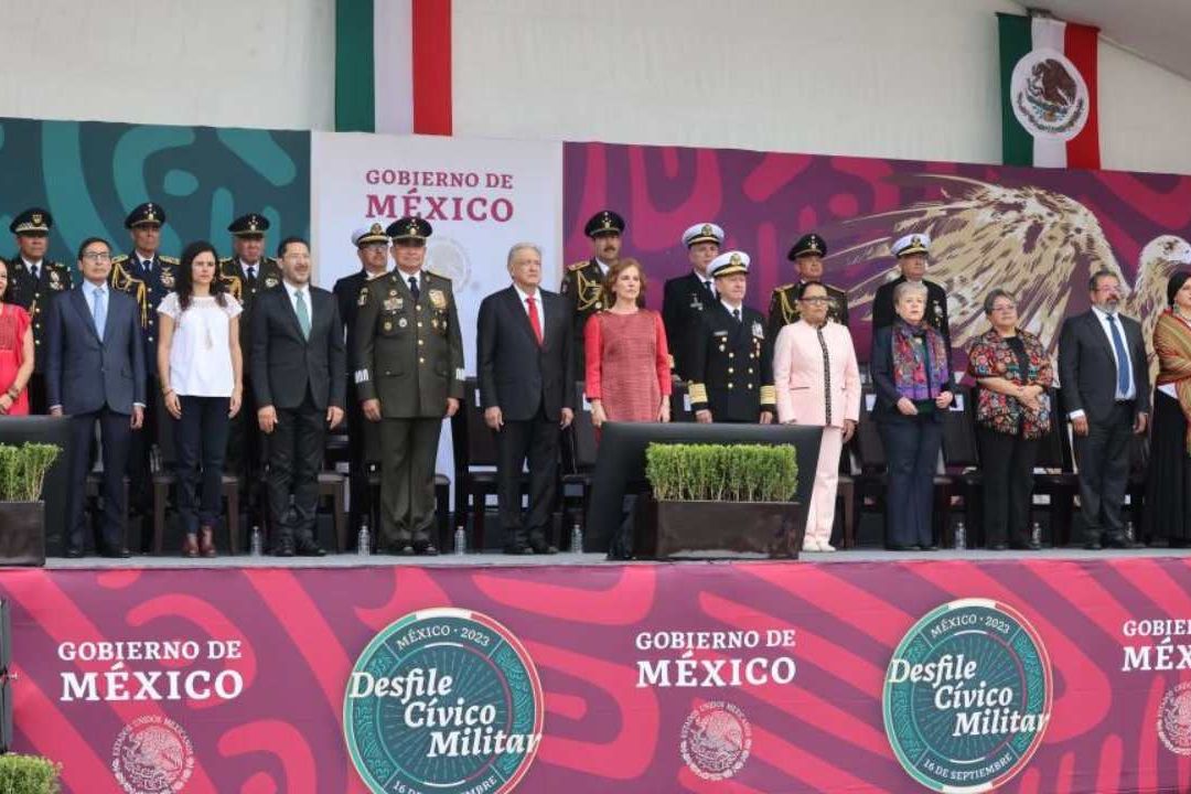 AMLO encabeza desfile por 213 aniversario de Independencia de México