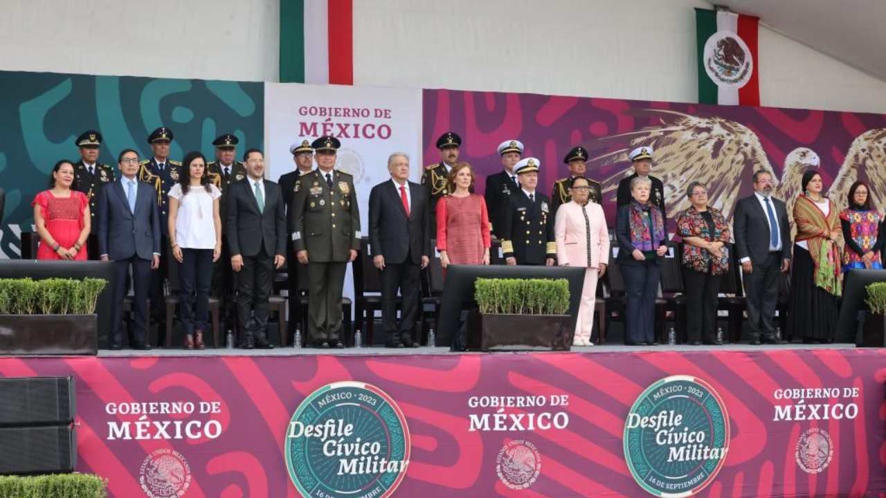 AMLO encabeza desfile por 213 aniversario de Independencia de México