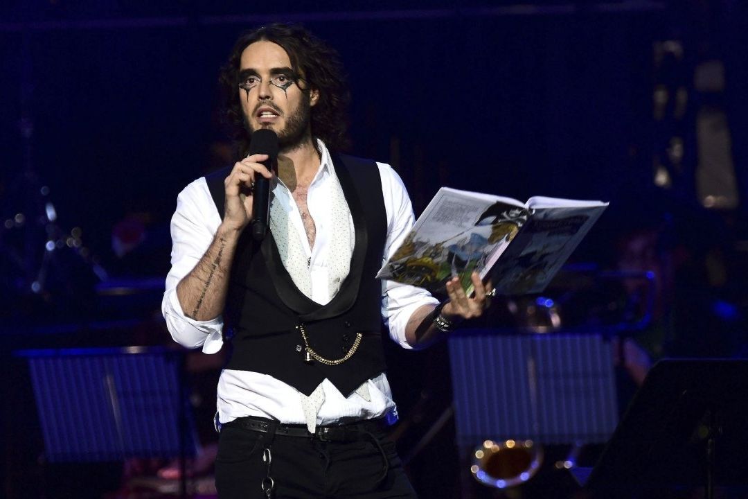 Russell Brand Enviaba a Chofer de la BBC por Víctima Menor de Edad