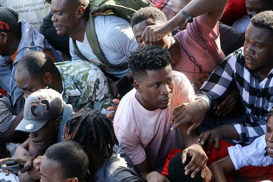 Migrantes haitianos ingresan a la fuerza a las oficinas de la Comisión Mexicana de Ayuda a Refugiados (COMAR)