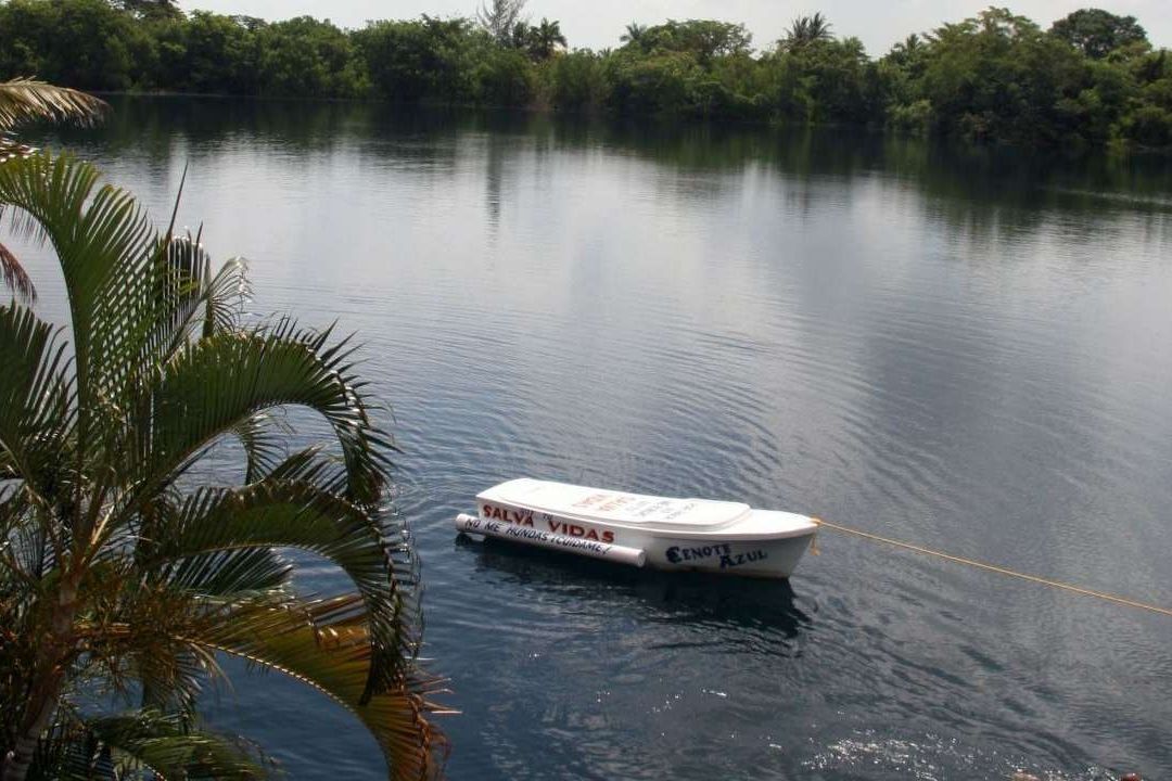 El Cenote Azul ubicado a 53 kilometros de la capital, en la comunidad de Bacalar