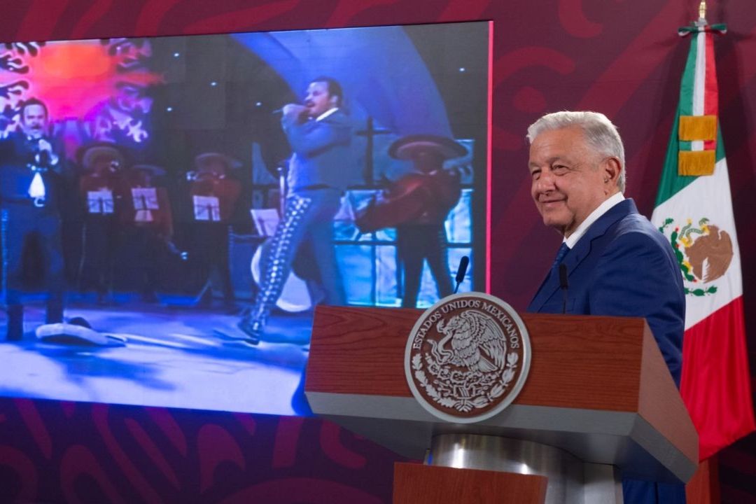 AMLO elige la canción Un puño de tierra, como la primera de una nueva playlist dedicada a los jóvenes