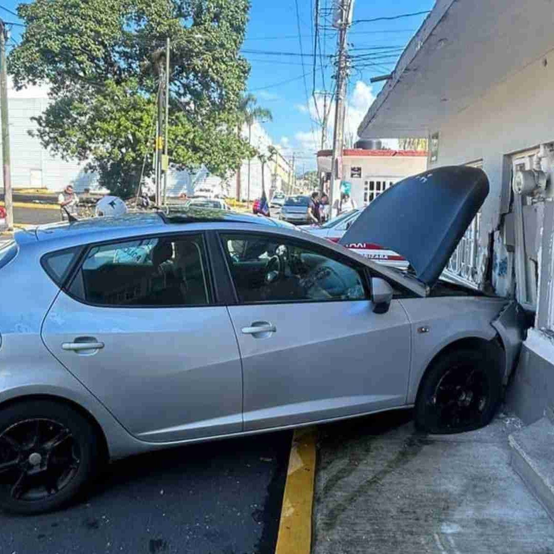 Coche se impacta contra vivienda en Orizaba, Veracruz
