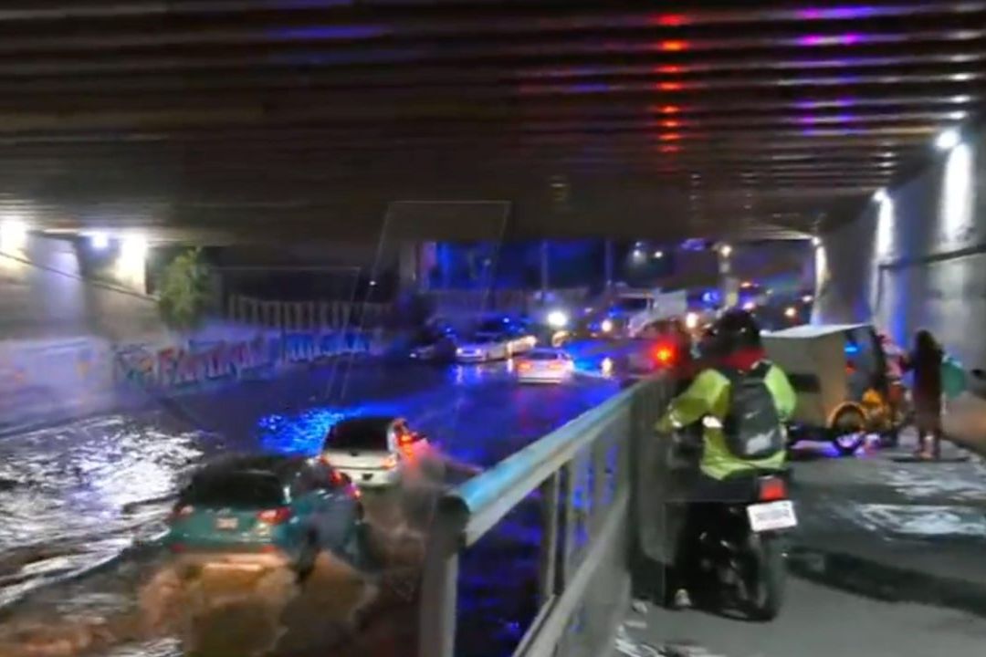 Circulación colapsada por inundaciones en bajo puente del Eje 10 Sur, en Chalco