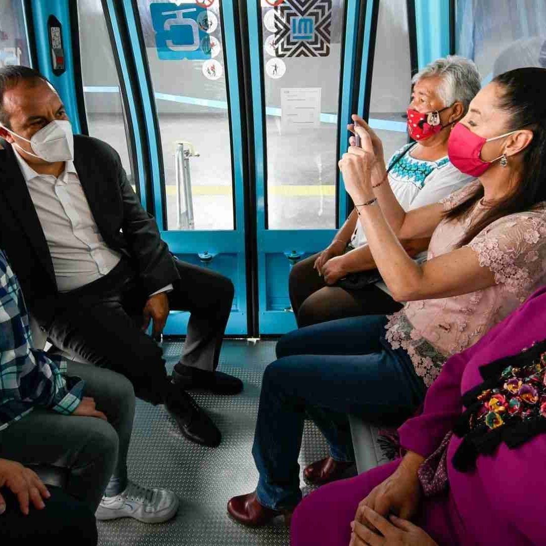 Cuauhtémoc Blanco, Claudia Sheinbaum y Clara Brugada en Cablebús de Iztapalapa, en agosto de 2021.