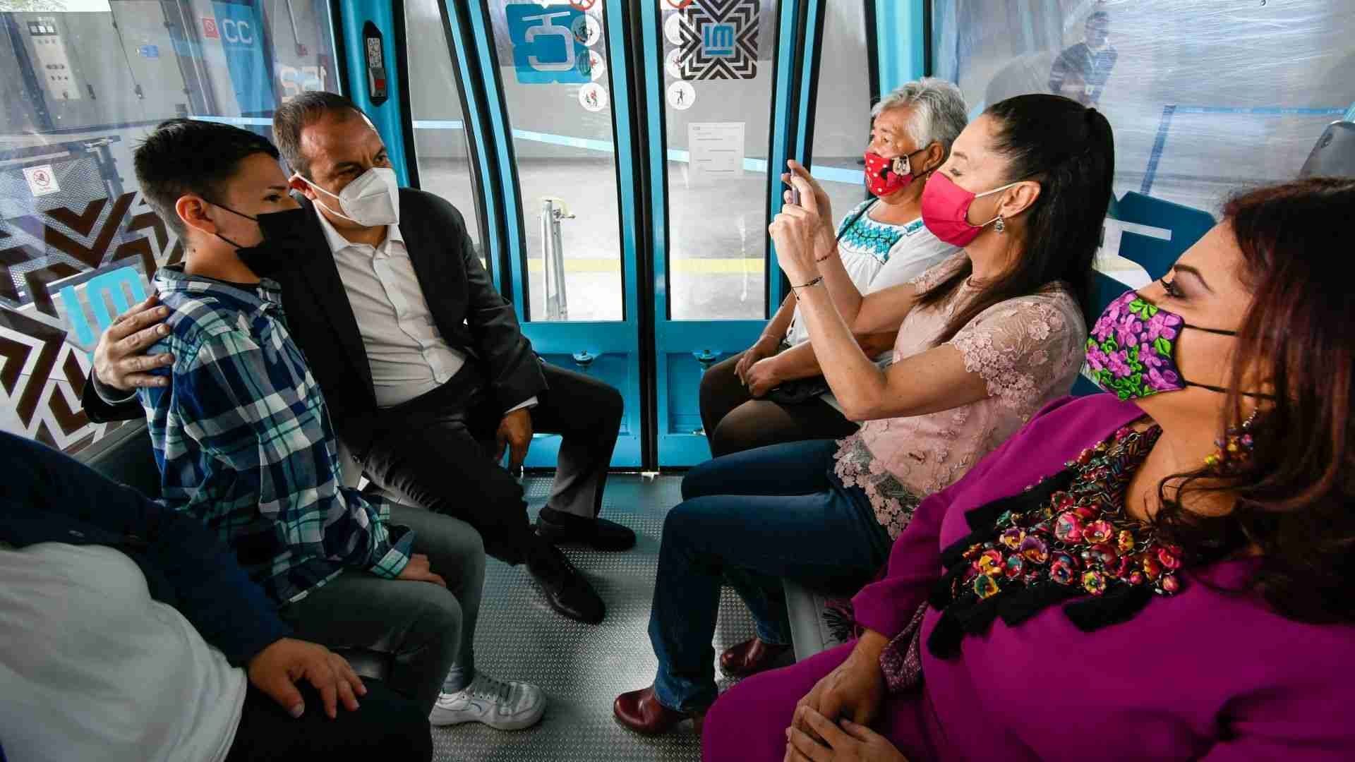 Cuauhtémoc Blanco, Claudia Sheinbaum y Clara Brugada en Cablebús de Iztapalapa, en agosto de 2021.