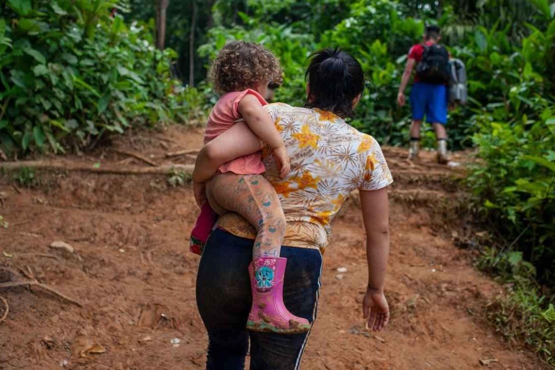 Miles de Migrantes Arriesgan su Vida al Cruzar el Tapón del Darién