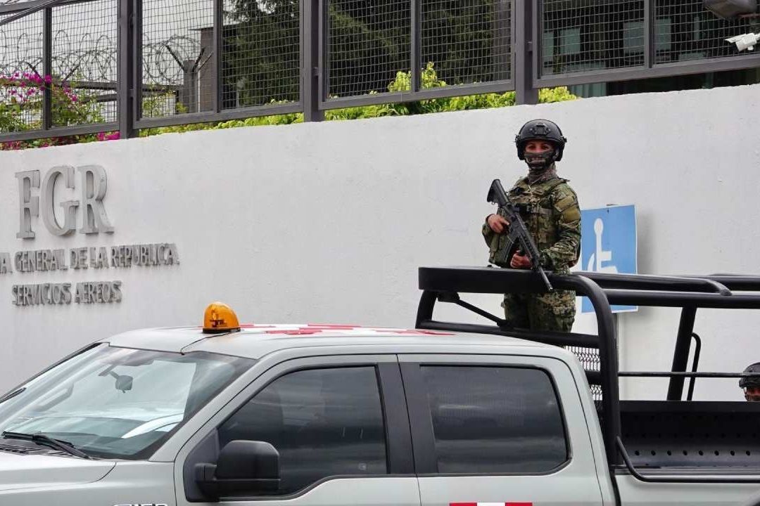 Aspectos del hangar de la Fiscalía General de la República en el Aeropuerto Internacional Benito Juárez, CDMX