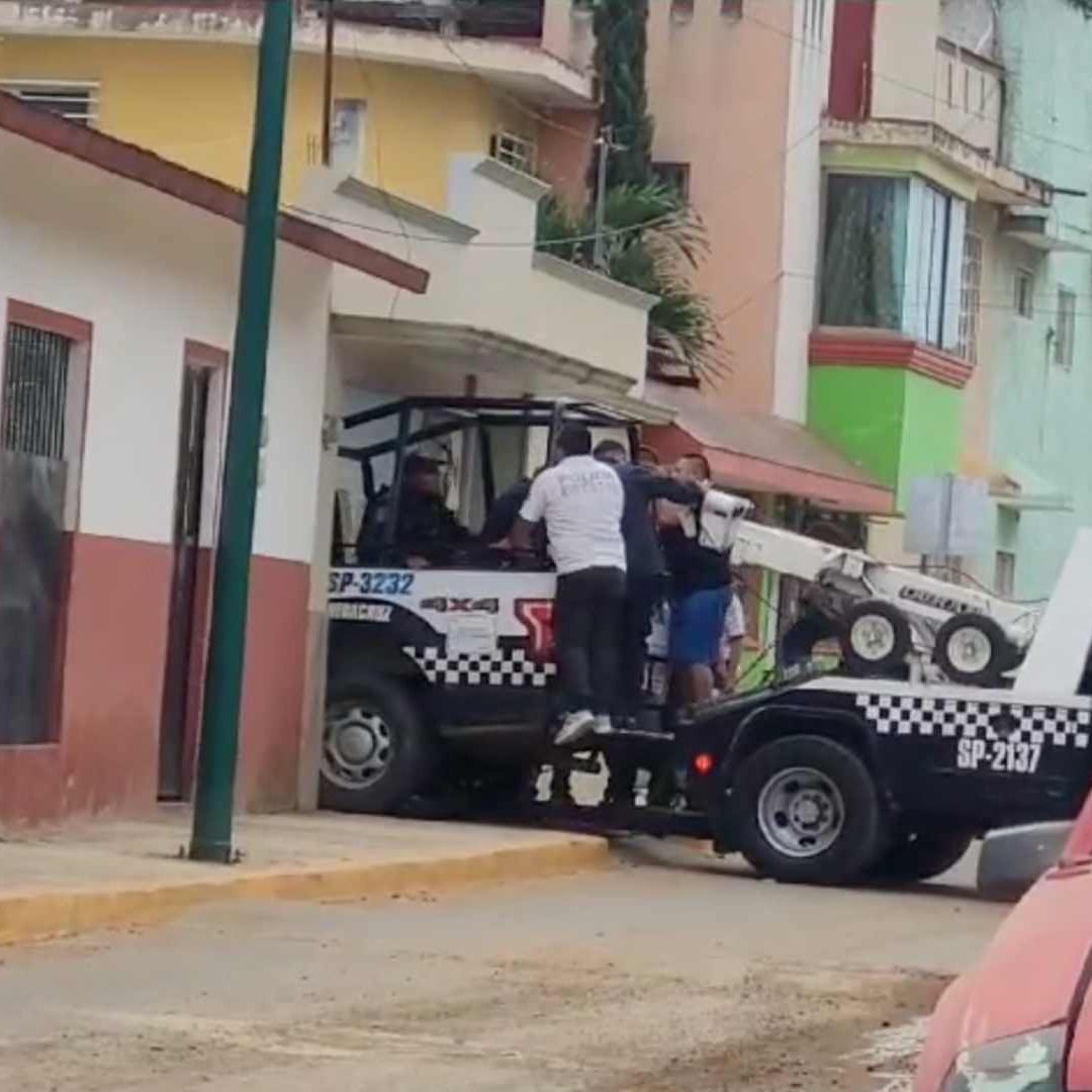 Patrulla se estrella contra fachada de vivienda en Xalapa.