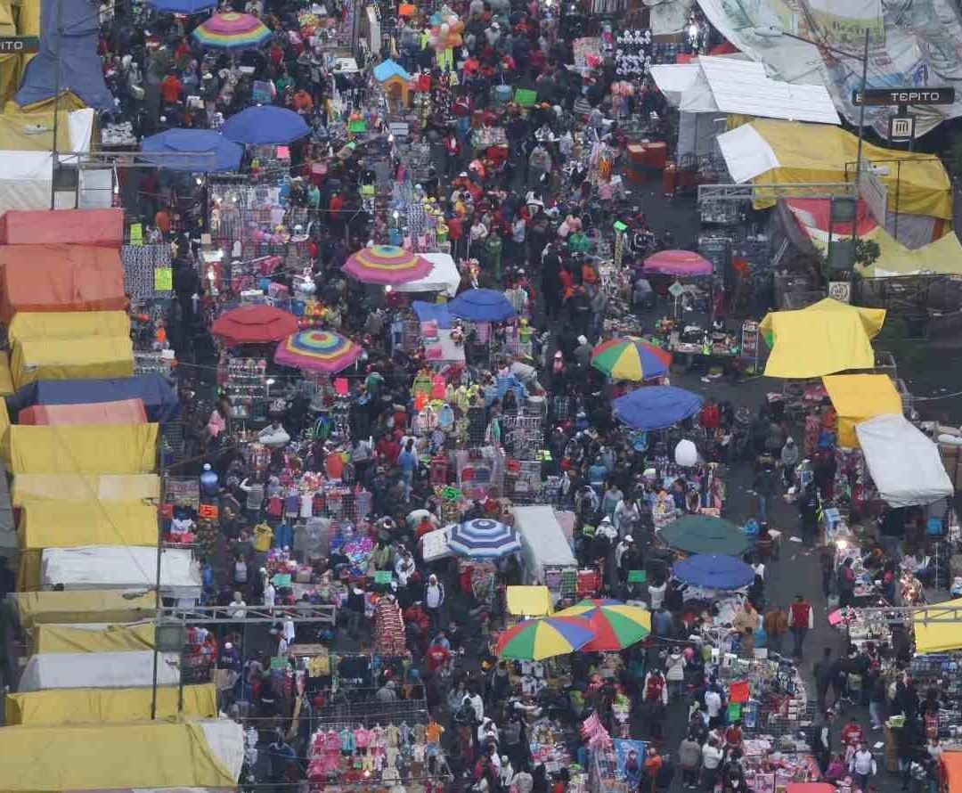 Caminar por el barrio bravo de Tepito es encontrarse con sus colores, sabores y tradiciones