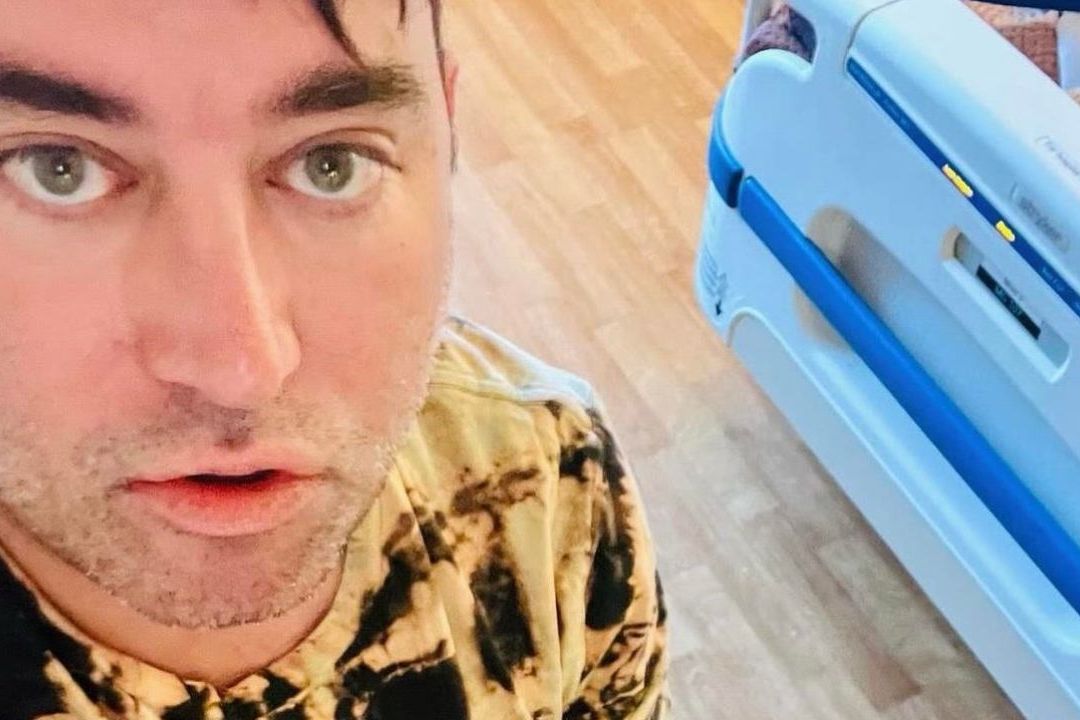 Sufjan Stevens Padece Síndrome de Guillain-Barré y Así lo Anuncia
