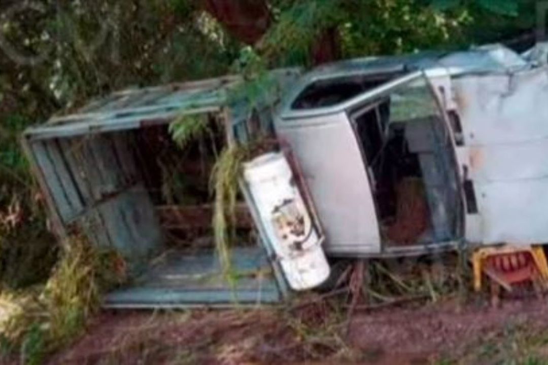 Hombre es arrastrado por la corriente con su camioneta en Michoacán