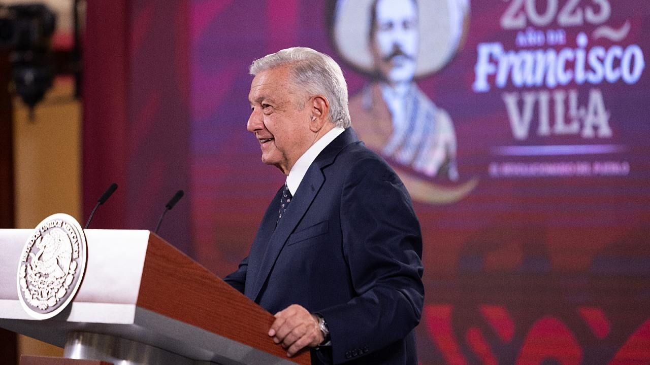 El presidente Andrés Manuel López Obrador presenta su mañanera desde Palacio Nacional