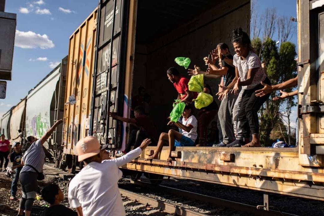 Migrantes en tren de carga intentan llegar a la frontera con EUA