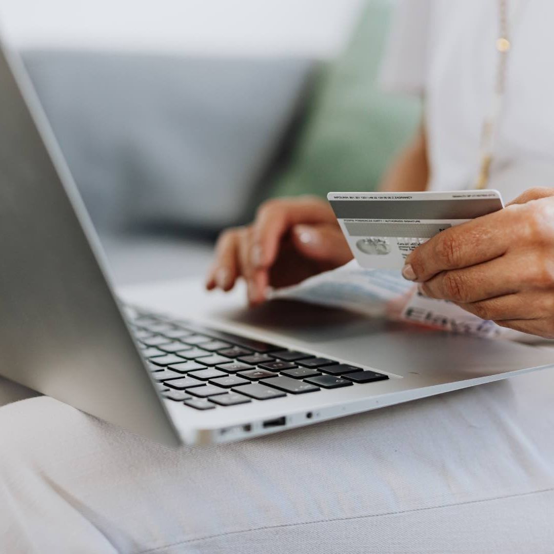 El consumo de compras en línea aumentó en el último año, evita caer en fraudes cibernéticos.