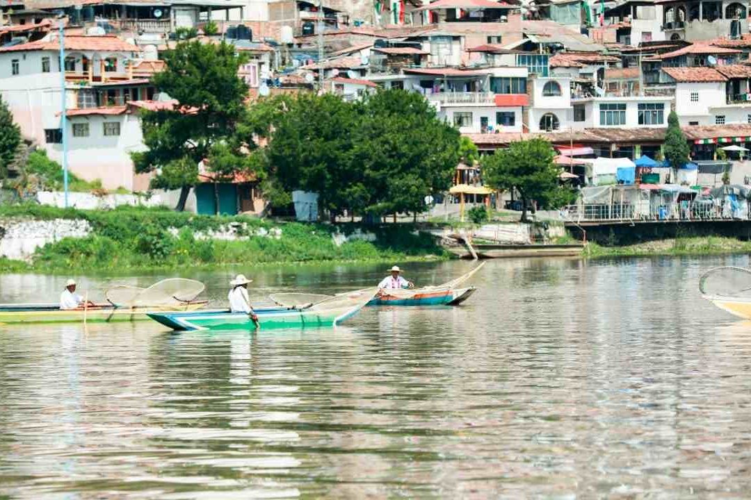 Advierten riesgos en navegación por Lago de Pátzcuaro en Noche de Muertos