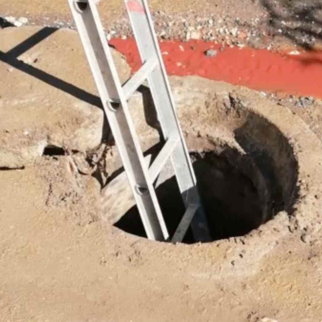 Sangre y residuos brotan del drenaje en Jilotepec