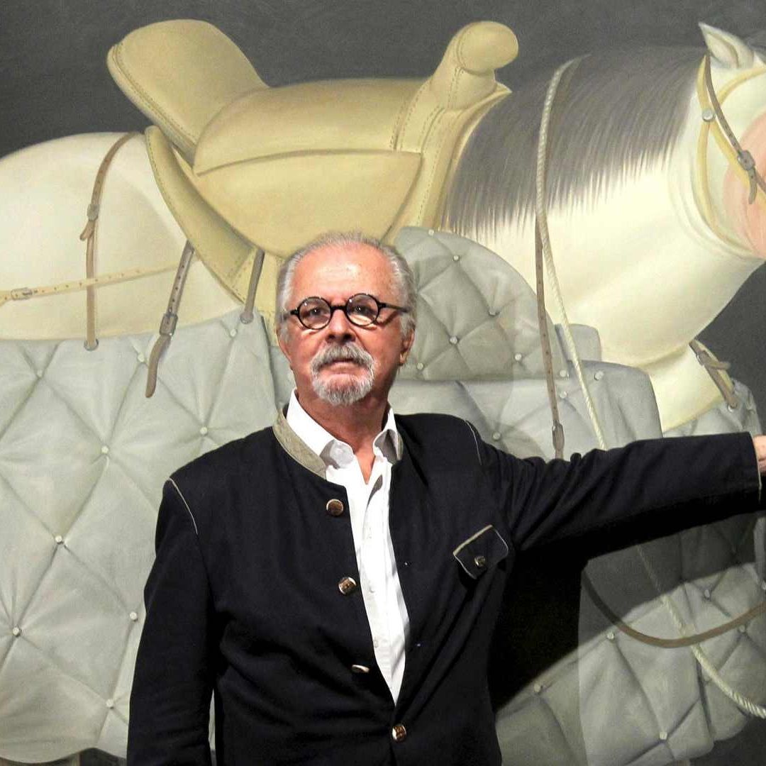 Fernando Botero junto a su obra "Caballo de picador, 1992"