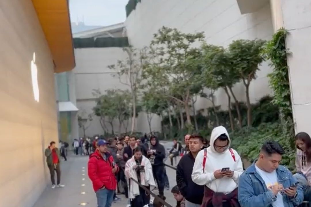 Cientos de compradores se congregan en Antara para comprar un iPhone 15