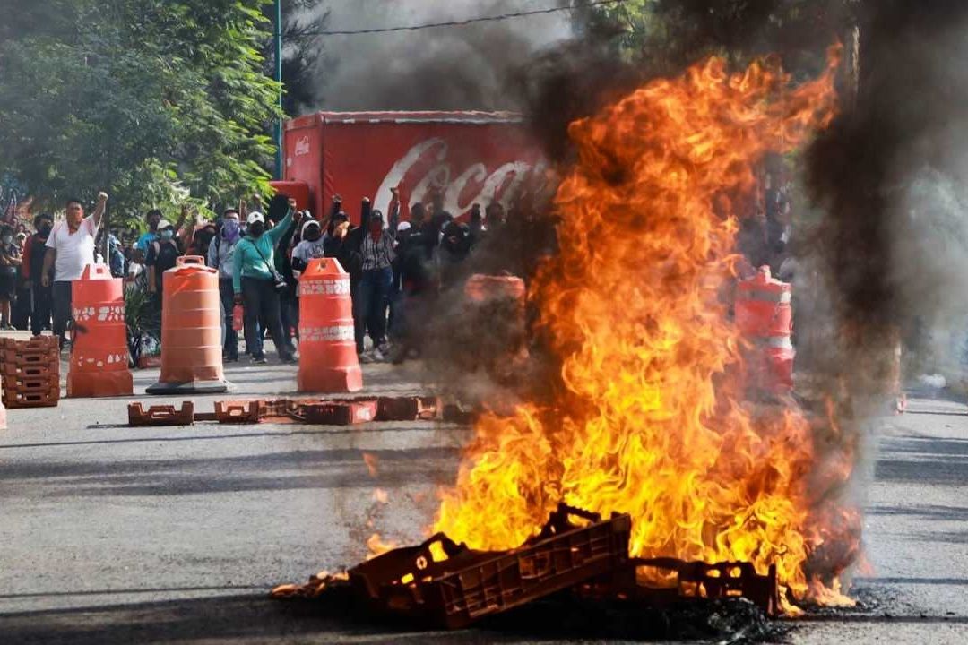 Detienen a 20 normalistas en Oaxaca tras retener camiones