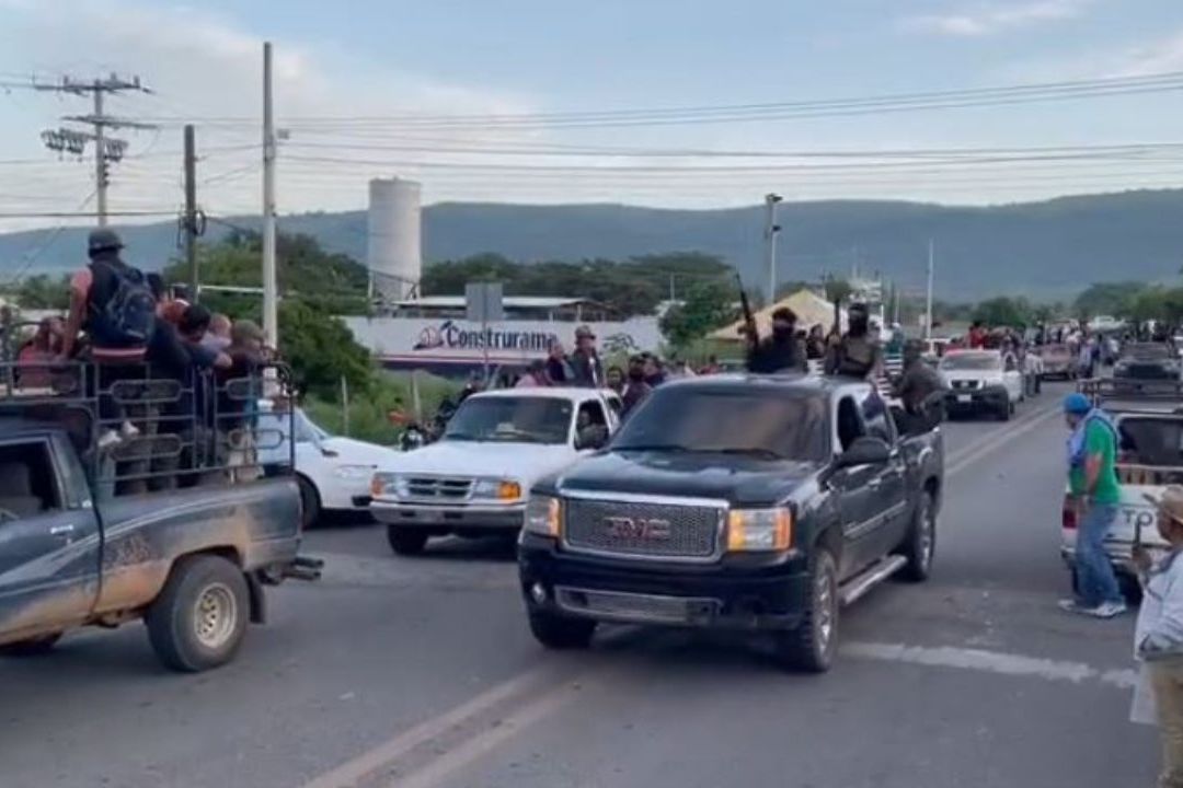 Los lugareños hicieron una valla en fila alrededor de la autopista federal 211 para agradecer con aplausos, vivas y ovaciones al grupo armado