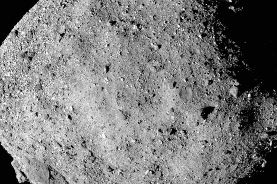 Se calcula que la muestra de Bennu pesa 250 gramos, superando con creces la cantidad de material recogido del asteroide Ryugu en 2020 y del asteroide Itokawa en 2010