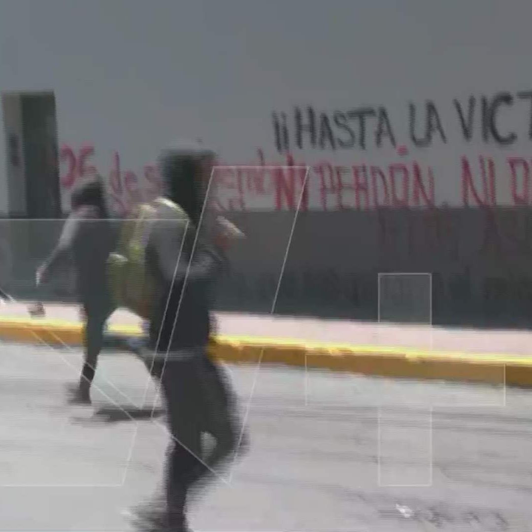 Normalistas de Ayotzinapa vandalizan instalaciones del Centro Nacional de Inteligencia