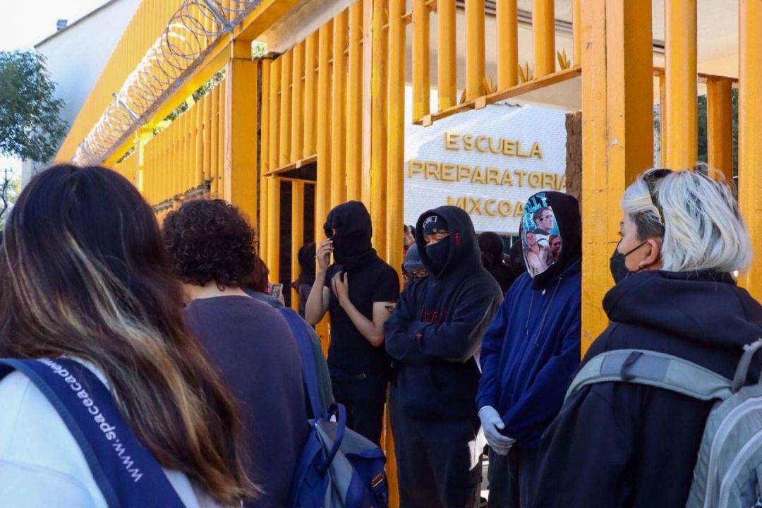 Encapuchados toman la Prepa 8 de la UNAM por caso Ayotzinapa y 2 de octubre