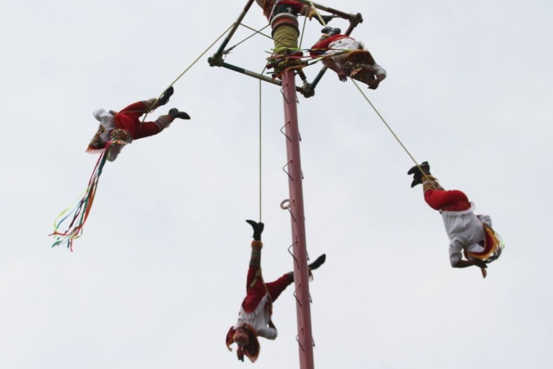 Unos voladores de Papantla chocaron contra las ramas de un árbol y luego entre ellos en Atlixco, Puebla