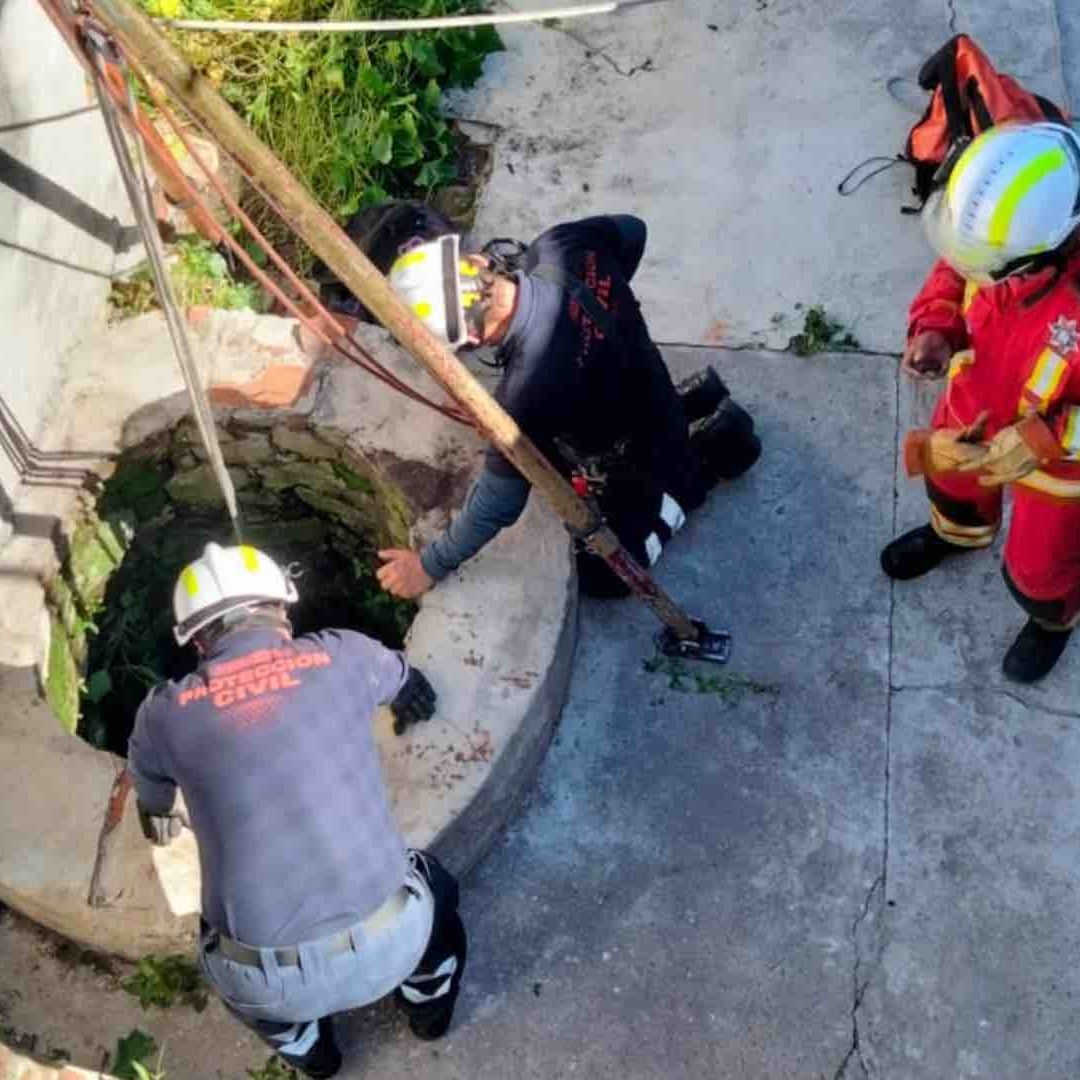 Una mujer cayó a un pozo de 10 metros de profundidad en Puebla.