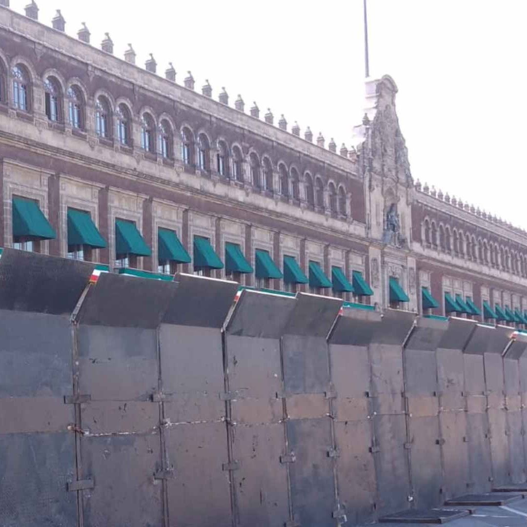 Vallas metálicas protegen el Palacio Nacional, en el Zócalo capitalino.