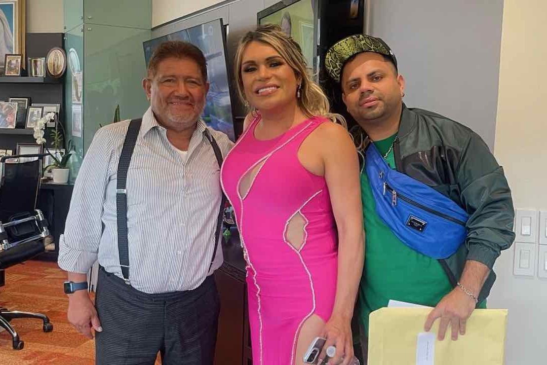Juan Osorio y Wendy Guevara en las oficinas de Televisa San Ángel