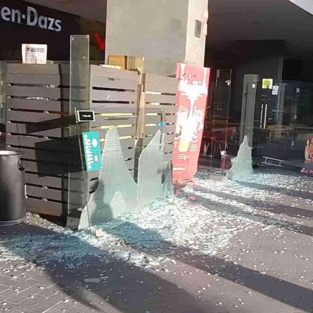 Los encapuchados vandalizaron varios restaurantes sobre Paseo de la Reforma.