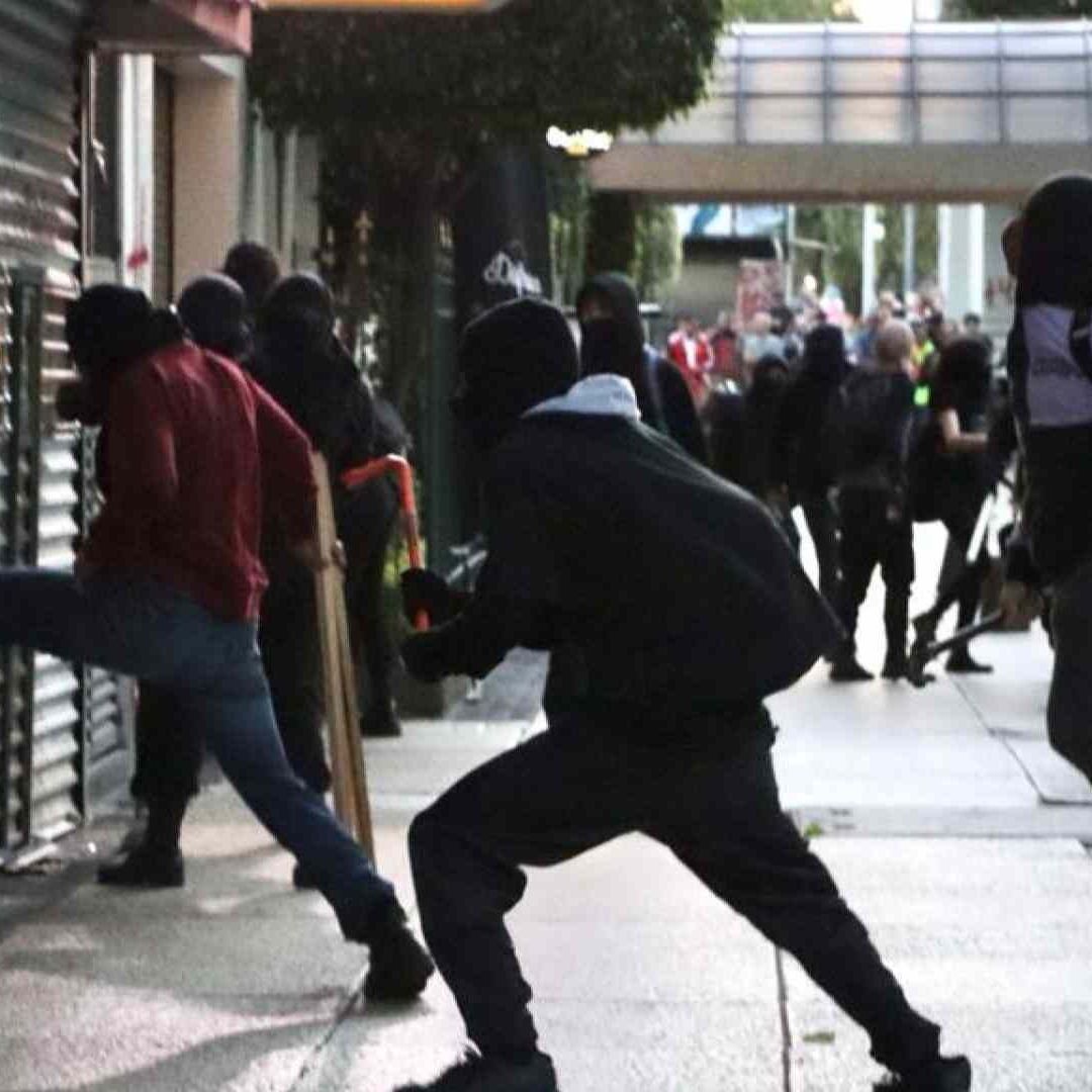 Grupo de encapuchados vandalizaron comercios sobre Paseo de la Reforma en noveno aniversario del caso Ayotzinapa. Foto: Cuartoscuro