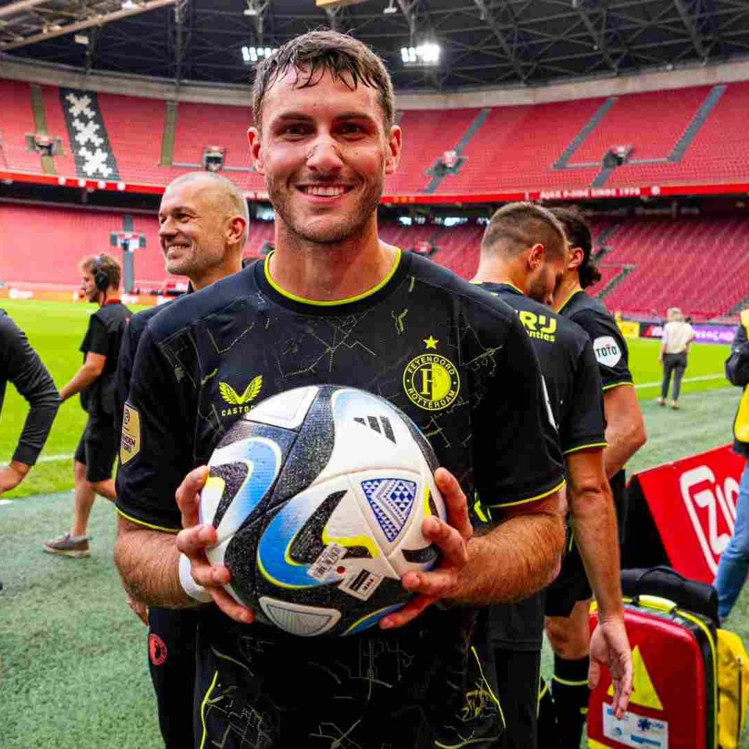 Santiago Giménez marcó su tercer gol este miércoles al Ajax