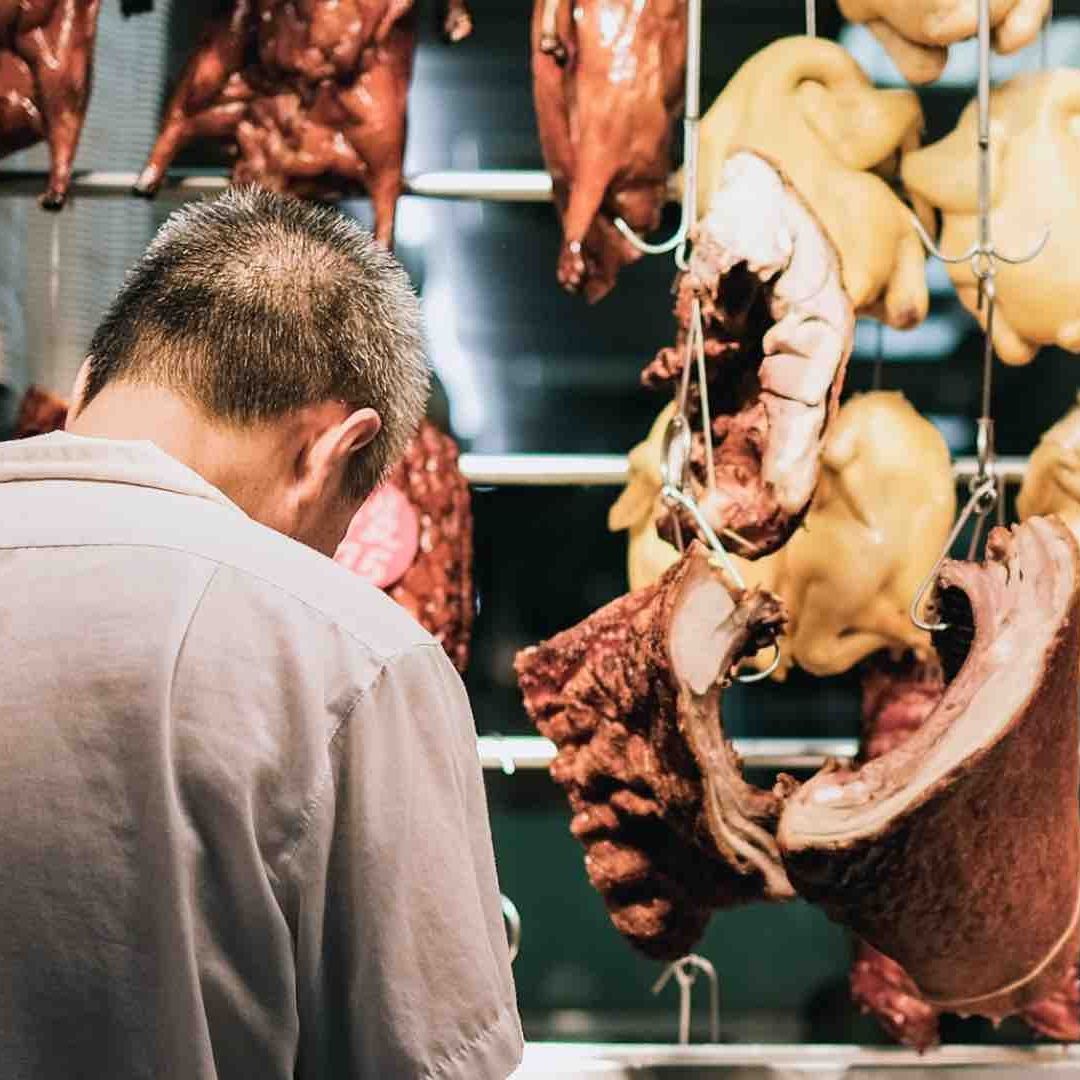 El recién empleado exigió su paga diaria y al no recibirla atacó a su patrón en la carnicería.