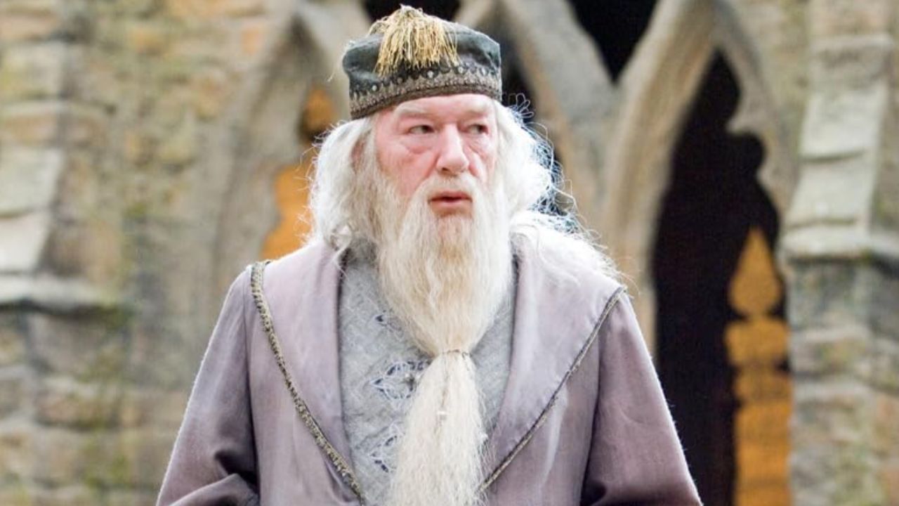 El actor que interpretó a Albus Dumbledore en las películas de Harry Potter, Michael Gambon, falleció en el hospital
