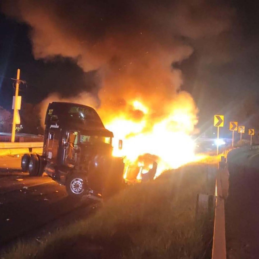 La camioneta y el tráiler se incendiaron, por lo que acudieron cuerpos de bomberos.