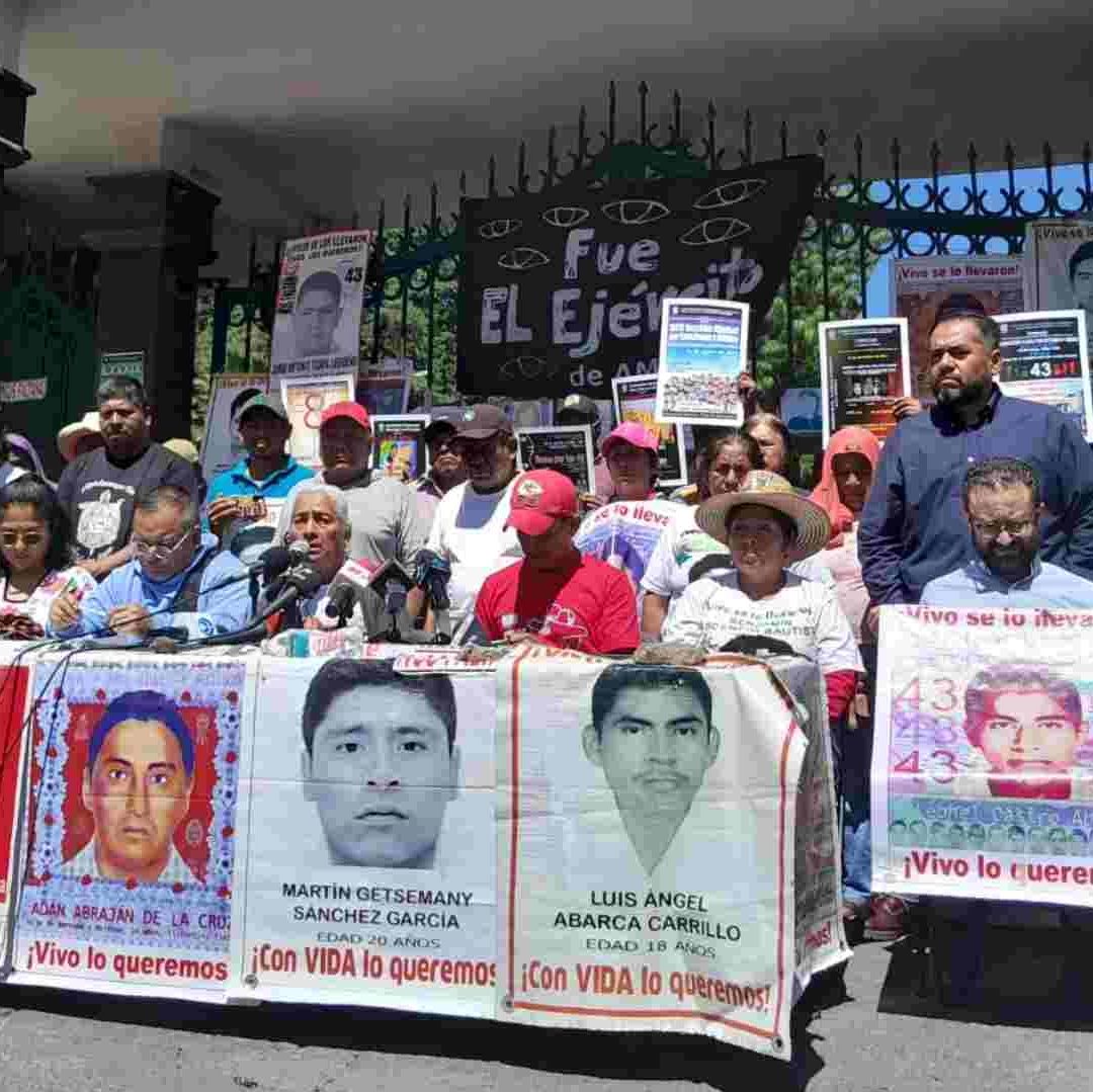 Padres de los normalistas en conferencia este 28 de septiembre