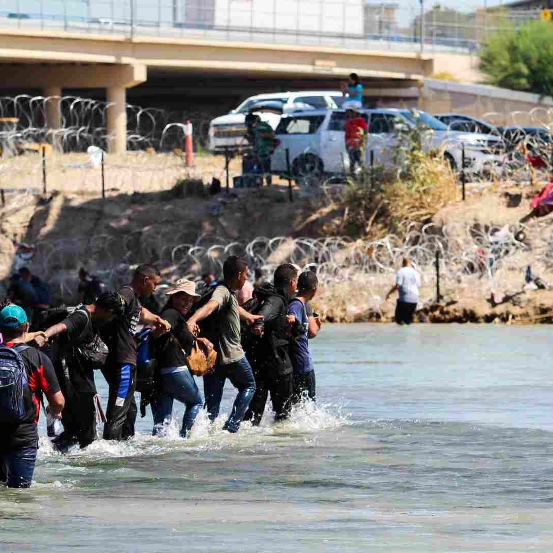 Mgrantes cruzan a Texas