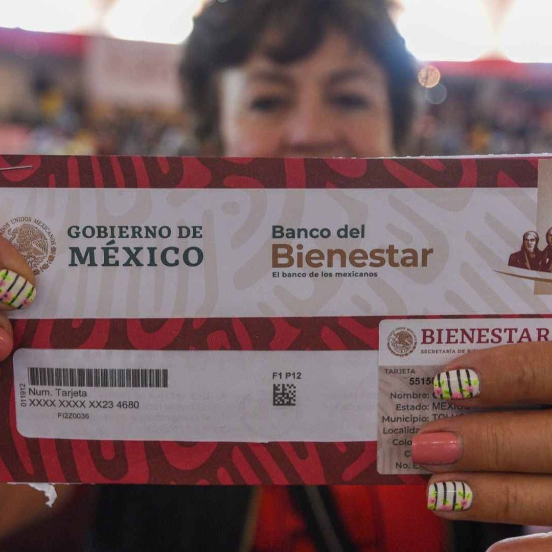 Adulta mayor recibe su tarjeta del Banco del Bienestar.