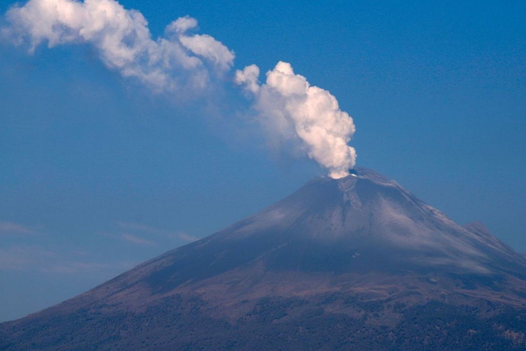 El volcán Popocatépetl continúa realizando exhalaciones, por lo que la ceniza llegaría a alcaldías de la CDMX
