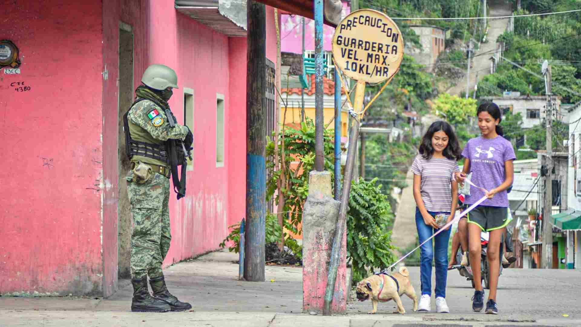 Elemento del Ejército vigila calles de Chiapas el 27 de septiembre de 2023.