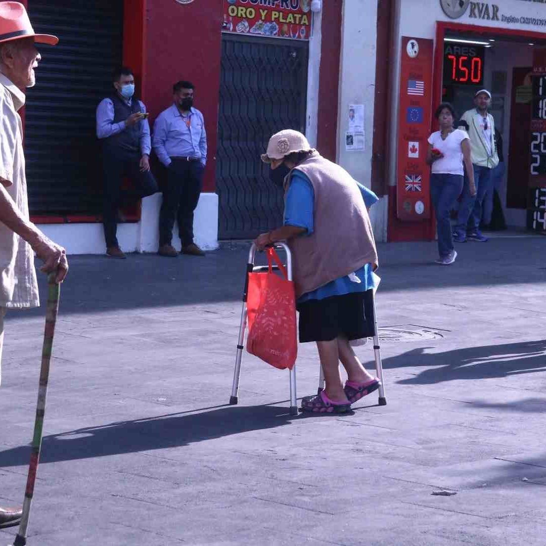 Personas de la tercera edad caminas en calles de Cuernavaca, Morelos