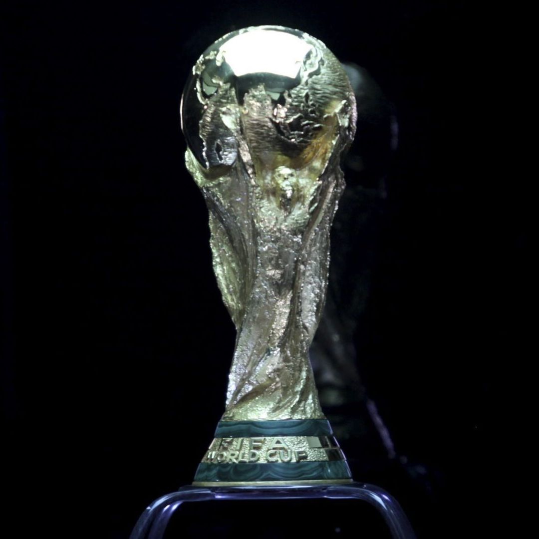 El trofeo de la copa mundial de la FIFA Brasil 2014 exhibido en Monterrey, Nuevo León.