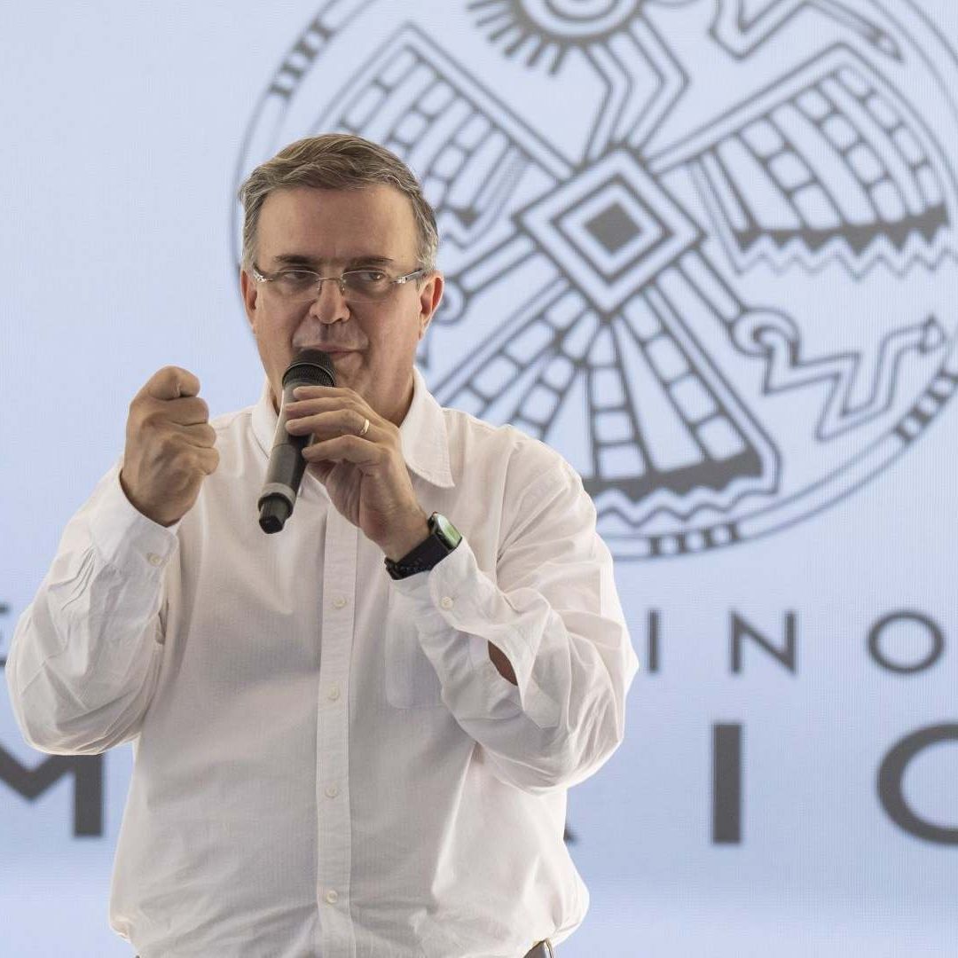 Marcelo Ebrard durante una gira por Tijuana este miércoles.