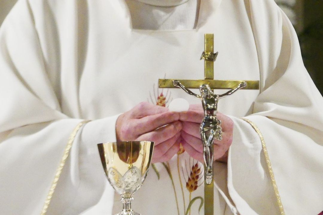 Alertan por Sacerdotes 'Pirata'; Ofician Misa con Fotocopias