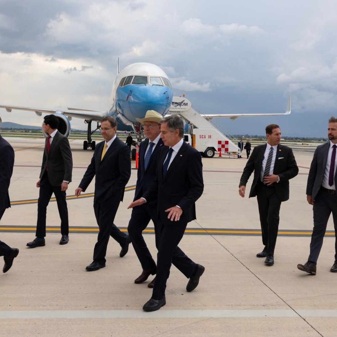 Antony Blinken, secretario de Estado de Estados Unidos, arribó este miércoles al AIFA con su comitiva.